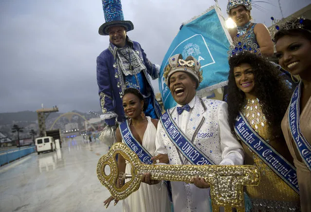 Carnival King Momo Wilson Neto, center holds the key to the city at a ceremony marking the official start of Carnival at the Sambadrome, in Rio de Janeiro, Brazil, Friday, March 1, 2019. Marcelo Crivella, mayor of Rio de Janeiro, opted not to attend the ceremony, and in his place Rio's Tourism President Marcelo Alves handed over the key. (Photo by Silvia Izquierdo/AP Photo)