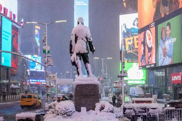 Times Square during the first snow storm of the season on January 7, 2022, in New York City. (Photo by Angela Weiss/AFP Photo)