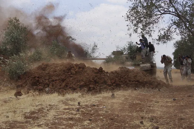“Free Syrian Army” fighters fire from a tank during what they said was an offensive against the forces of Syria's President Bashar al-Assad in the southern city of Deraa, Syria June 25, 2015. The rebels in the south launched their assault on Thursday to capture Deraa, which, if it falls, would be the third provincial capital lost by Assad in the four-year-long war, after Islamic State-held Raqqa and Idlib held by another rebel alliance. (Photo by Alaa Al-Faqir/Reuters)