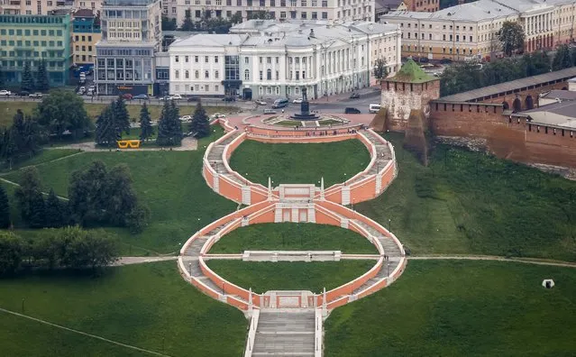 An aerial view of the staircase connecting the Kremlin with the embankment of the Volga river in the town of Nizhny Novgorod, Russia, July 10, 2015. (Photo by Maxim Shemetov/Reuters)