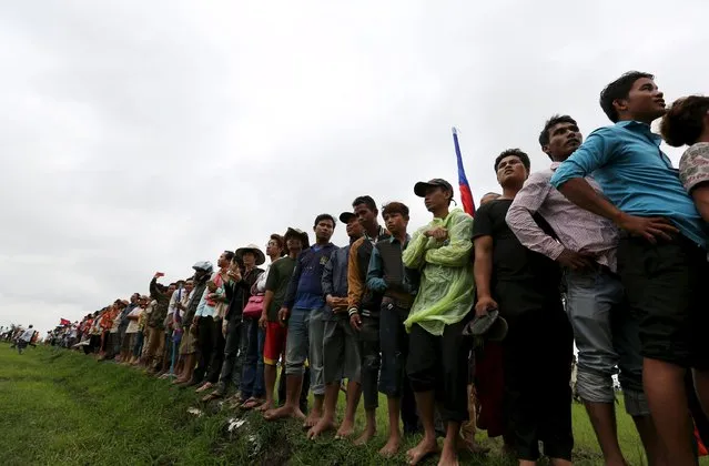 Supporters of the Cambodian National Rescue Party (CNRP) arrive at a Cambodia-Vietnam border during a visit led by the party in Svay Rieng province July 19, 2015. Lawmakers from Cambodia's opposition party led around 2,000 people on Sunday to a Vietnam border site that was the scene of recent clashes. (Photo by Samrang Pring/Reuters)