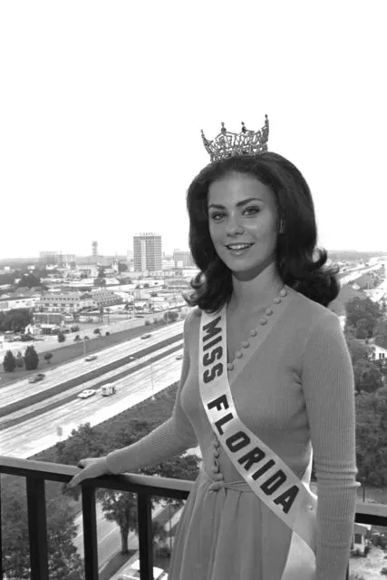 Delta Burke, 17, of Orlando poses with her city's skyline behind her on June 30, 1974. She was named 1974 Miss Florida in the Orlando contest and will represent her state in the annual Miss America beauty show. (Photo by AP Photo)