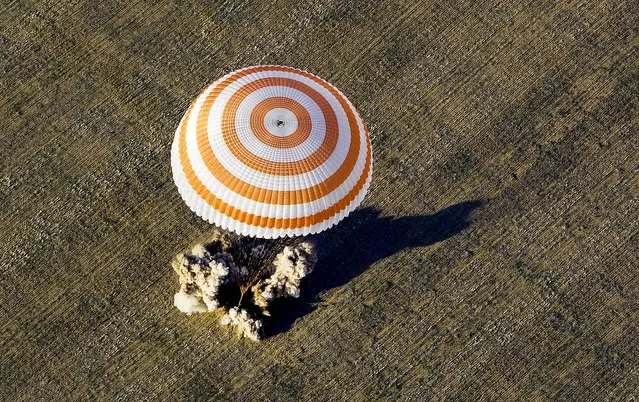 The Soyuz TMA-04M capsule carrying the International Space Station crew of U.S. astronaut Joseph Acaba and Russian cosmonauts Gennady Padalka and Sergei Revin lands near the town of Arkalyk in northern Kazakhstan, on September 17, 2012. (Photo by Shamil Zhumatov/Pool)