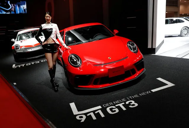 A model presents Porsche 911 GT3 during media preview of the 45th Tokyo Motor Show in Tokyo, Japan on October 25, 2017. (Photo by Kim Kyung-Hoon/Reuters)