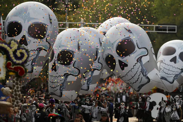 Performers participate in the Day of the Dead parade on Mexico City's main Reforma Avenue, Saturday, October 28, 2017. (Photo by Eduardo Verdugo/AP Photo)