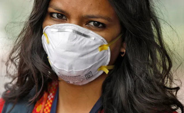 A woman wears a face mask on a smoggy day in New Delhi, November 13, 2017. (Photo by Saumya Khandelwal/Reuters)