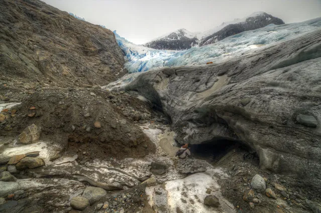 The entrance to the stunning Alaskan ice cave. (Photo by Ron Gile/Caters News)