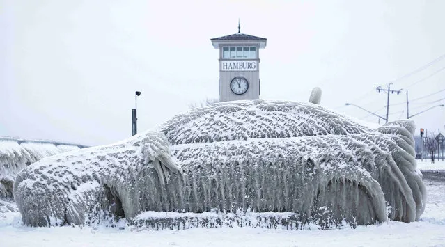 A car covered with ice remains stranded on the waterfront in Hamburg, New York January 12, 2016. The owner left his Mitsubushi Lancer parked overnight outside a restaurant on Sunday and by the next day, spray from Lake Erie had encased it in ice. (Photo by Lindsay DeDario/Reuters)