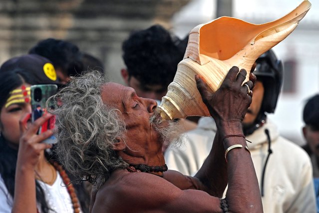A Sadhu or Hindu holy man blows a couch shell at the Pashupatinath temple during the “Maha Shivaratri”, an annual festival dedicated to the Hindu god Shiva, in Kathmandu on February 26, 2025. (Photo by Prakash Mathema/AFP Photo)
