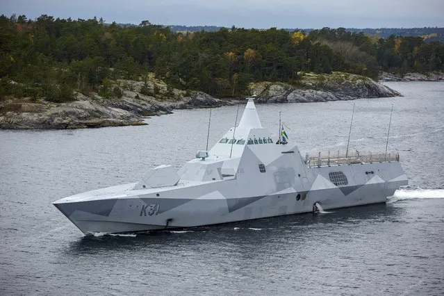 Swedish navy  corvette HMS Visby  patrols in the Stockholm Archipelago, Sweden,  Sunday October 19 2014. A Swedish military search for evidence of suspected undersea activity in its waters has entered its third day amid reports of a suspected Russian intrusion.  (Photo by Marko Saavala/AP Photo/TT News Agency)