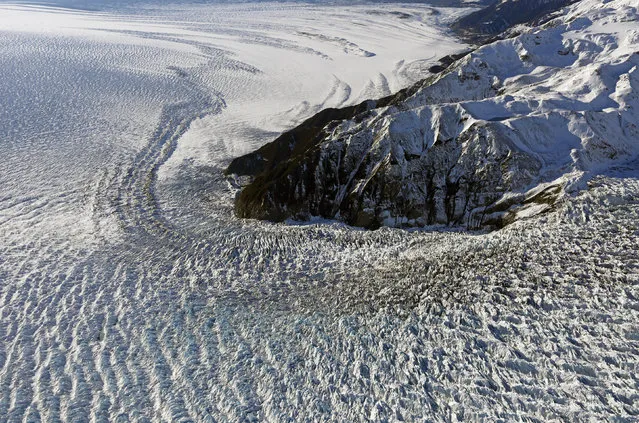 The Malaspina Glacier, a prime example of a piedmont glacier which expands out from its center, winds towards the ocean as seen during a flight near Yakutat, in southeastern Alaska, October 7, 2014. (Photo by Bob Strong/Reuters)