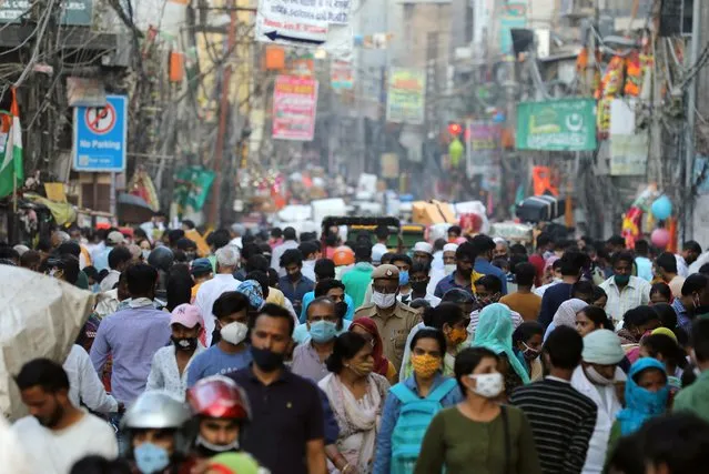 People are seen at a market amidst the spread of the coronavirus disease (COVID-19), in the old quarters of Delhi, October 19, 2020. (Photo by Anushree Fadnavis/Reuters)