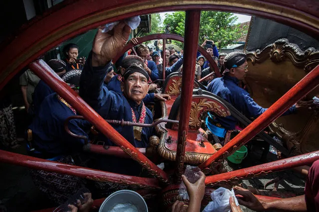 Staff of Kraton of Yogyakarta, a palace complex belonging to the Sultan of Yogyakarta, wash a horse-drawn carriage during the yearly ritual at the Kereta Kraton museum in Yogyakarta, Indonesia October 7, 2016. (Photo by Andreas Fitri Atmoko/Reuters/Antara Foto)