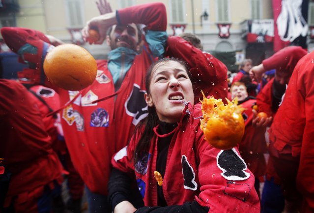 Members of a rival team fight with oranges during an annual carnival battle in the northern Italian town of Ivrea February 15, 2015. (Photo by Max Rossi/Reuters)