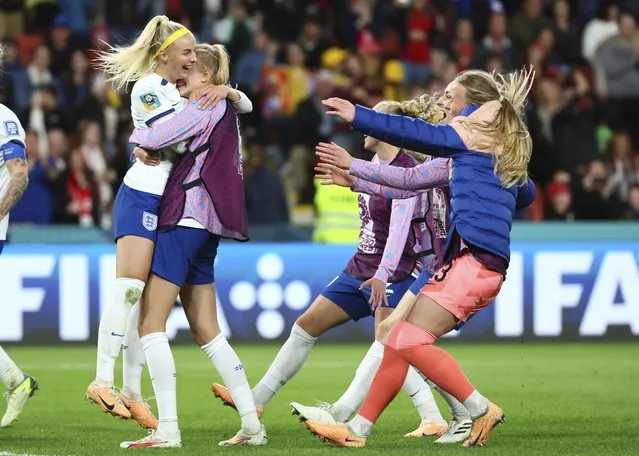 England's Chloe Kelly, left, celebrates after scoring the last goal during a penalty shootout at the Women's World Cup round of 16 soccer match against Nigeria in Brisbane, Australia, Monday, August 7, 2023. (Photo by Tertius Pickard/AP Photo)
