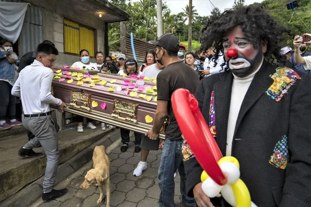 Relatives carry the coffin with the remains of Joselin Chacón Lobo knows as “Chispita” before starting her funeral procession, in Amatitlan, Guatemala, Sunday, July 3, 2022. Chacón Lobo disappeared for almost two months along with his partner, Nelson Estiven Villatoro, who also worked as a clown, both were found buried at a clandestine site on Friday in a peripheral area of the Guatemalan capital. (Photo Moises Castillo/AP Photo)
