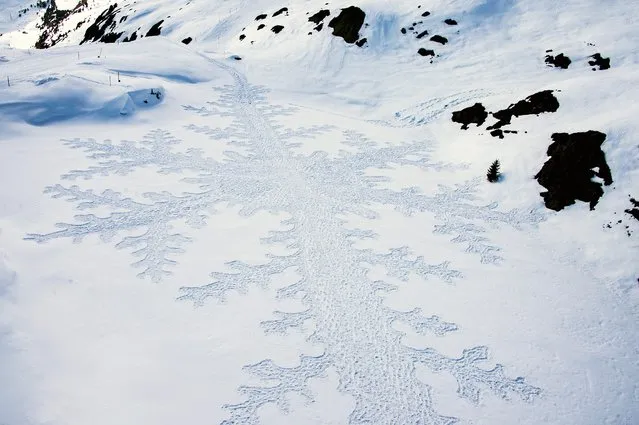 View of a creation of the British artist Simon Beck in the snow on Riederalp Valais, Switzerland, 23 March 2015. Beck is fascinated by the interplay between the forces of nature and his work. For the past decade, he has created massive pictures – preferably geometric designs – by walking in a pair of snowshoes across snowy landscapes. He spends hours stomping through the snow across mountains and ice. He calls his creations “Snow Art”. (Photo by Olivier Maire/EPA)