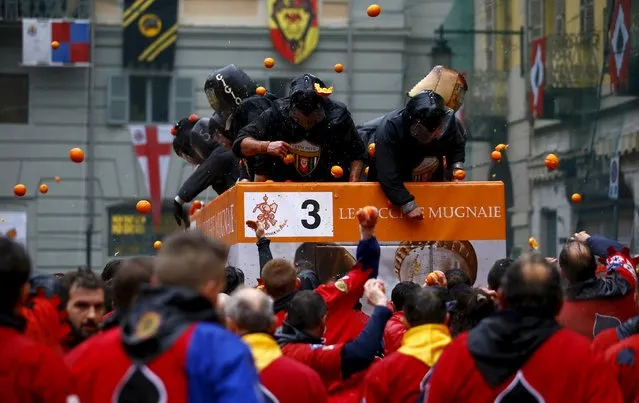 Members of rival teams fight with oranges during an annual carnival battle in the northern Italian town of Ivrea February 7, 2016. (Photo by Stefano Rellandini/Reuters)