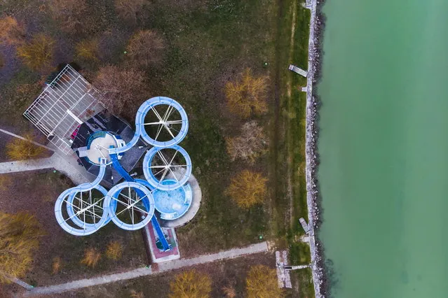 A picture taken by a drone shows water slides on the shores of Lake Balaton in Balatonlelle, 140 kms southwest of Budapest, Hungary, 17 December 2018. The daily peak temperature was minus one degree Celsius at the lake. (Photo by Gyorgy Varga/EPA/EFE)
