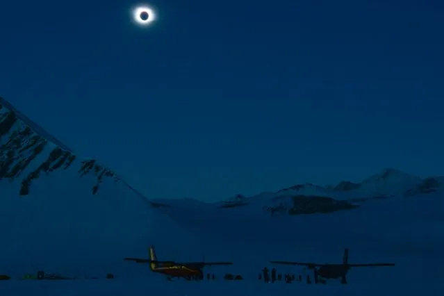 Handout picture released by the Chilean Air Force showing a total solar eclipse from Union Glacier in Antarctica, on December 4, 2021. (Photo by Ricardo Soto/Chilean Air Force/AFP Photo)