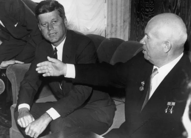 Soviet leader Nikita Khrushchev (1894 – 1971, right) with U.S. President John F. Kennedy (1917 – 1963) at the U.S. Embassy during their summit meeting in Vienna, 2nd June 1961. (Photo by Central Press/Hulton Archive/Getty Images)