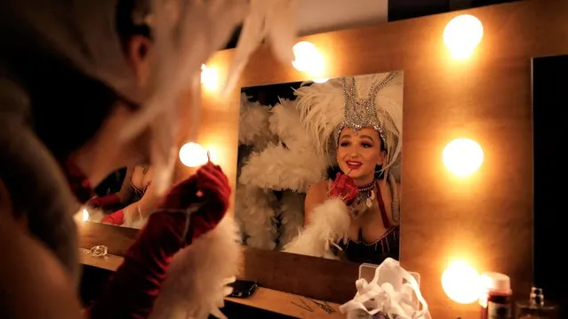 Showgirl Eva Silverston puts on make-up ahead of the Winter Wonderland Continental Circus Berlin photocall in Newcastle, Britain, December 15 2021. (Photo by Lee Smith/Reuters)
