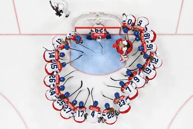 An overview of the Czech Republic team gathering in a huddle during the women's preliminary round group B match of the Beijing 2022 Winter Olympic Games ice hockey competition between Czech Republic and Sweden, at the National Indoor Stadium in Beijing on February 5, 2022. (Photo by Gabriel Bouys/AFP Photo)