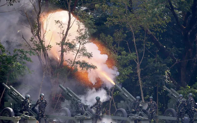 Philippine Army Battery Unit fires a105mm Howitzer cannon for a 21-gun salute to honor President Rodrigo Duterte during the 120th anniversary celebration of the Philippine Army Tuesday, April 4, 2017 at Fort Bonifacio in suburban Taguig city, east of Manila, Philippines. Duterte threatened on Monday to unleash new attack aircraft and the “full power of the state” against communist rebels if a new round of peace talks fails, and insisted they accept new conditions including a halt to extortion and to territorial claims. (Photo by Bullit Marquez/AP Photo)