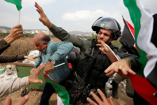 An Israeli border policeman scuffles with demonstrators during a Palestinian protest against Jewish settlements in Turmus Ayya village near Ramallah in the Israeli-occupied West Bank, October 17, 2019. (Photo by Mohamad Torokman/Reuters)
