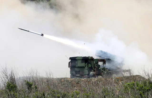 A Thunderbolt-2000 wheeled MLRS system fires at a target during the annual Han Kuang exercises on the outlying Penghu Island, Taiwan, Thursday, May 25, 2017. (Photo by Chiang Ying-ying/AP Photo)