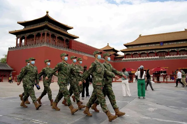 Security personnel march at the entrance of the Forbidden City in Beijing on May 1, 2022. (Photo by Noel Celis/AFP Photo)