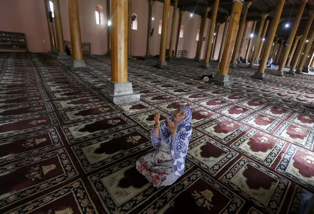 A Muslim woman prays inside Jamia Masjid during the holy fasting month of Ramadan in Srinagar June 15, 2016. (Photo by Danish Ismail/Reuters)