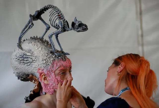 An artist touches up makeup on a model during the “World Bodypainting Festival 2017” in Klagenfurt, Austria on July 28, 2017. (Photo by Leonhard Foeger/Reuters)