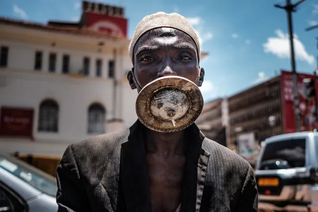 A man wearing an alternative mask poses for a photograph in Kampala, on April 1, 2020. Ugandan President Yoweri Museveni on March 30, 2020, ordered an immediate 14-day nationwide lockdown in a bid to halt the spread of the COVID-19 coronavirus which has so far infected 33 people in the country. (Photo by Sumy Sadurni/AFP Photo)