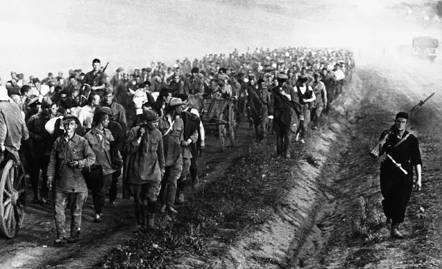 An endless column of Russian prisoners of war taken during recent fighting in the Ukraine on their way to a Nazi prison camp on September 3, 1941. (Photo by AP Photo)