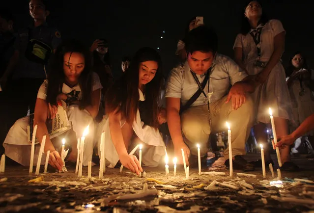 Students light candles and offer prayers for the victims of Friday night's explosion in a market in Davao city, Philippines September 5, 2016. (Photo by Lean Daval Jr./Reuters)
