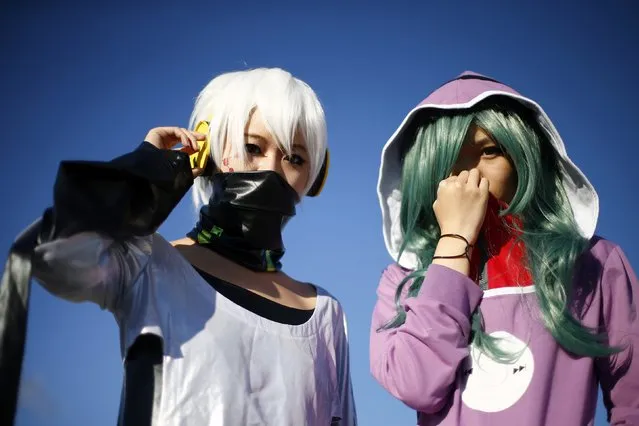 Attendees pose as “Konoha” and “Kido” (R) outside the MCM Comic Con at the Excel Centre in East London, October 25, 2014. (Photo by Andrew Winning/Reuters)