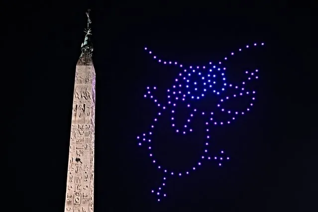 This photograph shows hundreds of drones, depicting cartoon, guided by expert aeronautical engineers, to celebrate Cartoon Network's 30th anniversary show, flew from the Terrazza del Pincio on Piazza del Popolo in central Rome, on December 27, 2022. (Photo by Andreas Solaro/AFP Photo)