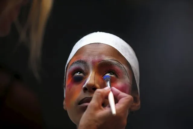 A model gets prepared backstage before designer Valentim Quaresma presents his collection during Lisbon Fashion Week, Portugal October 10, 2015. (Photo by Rafael Marchante/Reuters)