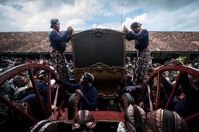 Staff of Kraton of Yogyakarta, a palace complex belonging to the Sultan of Yogyakarta, wash a horse-drawn carriage during the yearly ritual at the Kereta Kraton museum in Yogyakarta, Indonesia October 7, 2016. (Photo by Andreas Fitri Atmoko/Reuters/Antara Foto)