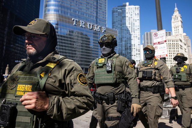 Federal agents from U.S. Immigration and Customs Enforcement and U.S. Customs and Border Protection walk along West Wacker Drive in the Loop, Sunday, September 28, 2025, in Chicago. (Phoot by Ashlee Rezin/Chicago Sun-Times via AP Photo)
