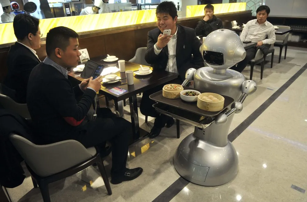 Wall.e Restaurant Staffed with Robots Opens in Hefei