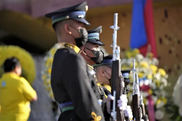 Members of a honor guard stand at attention during ceremonies marking the 37th anniversary of the near-bloodless coup popularly known as "People Power" revolution that ousted the late Philippine dictator Ferdinand Marcos from 20-year-rule at the People's Power Monument in Quezon city, Philippines on Saturday February 25, 2023. It is the first year marking the event under the rule of Marcos Jr. (Photo by Aaron Favila/AP Photo)
