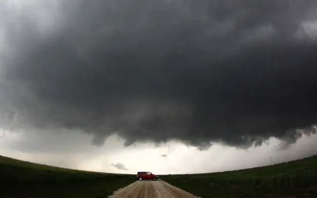 A storm chaser gets close to a tornadic thunderstorm, one of several tornadoes that touched down in Kansas May 19, 2013. (Photo by Gene Blevins/Reuters)
