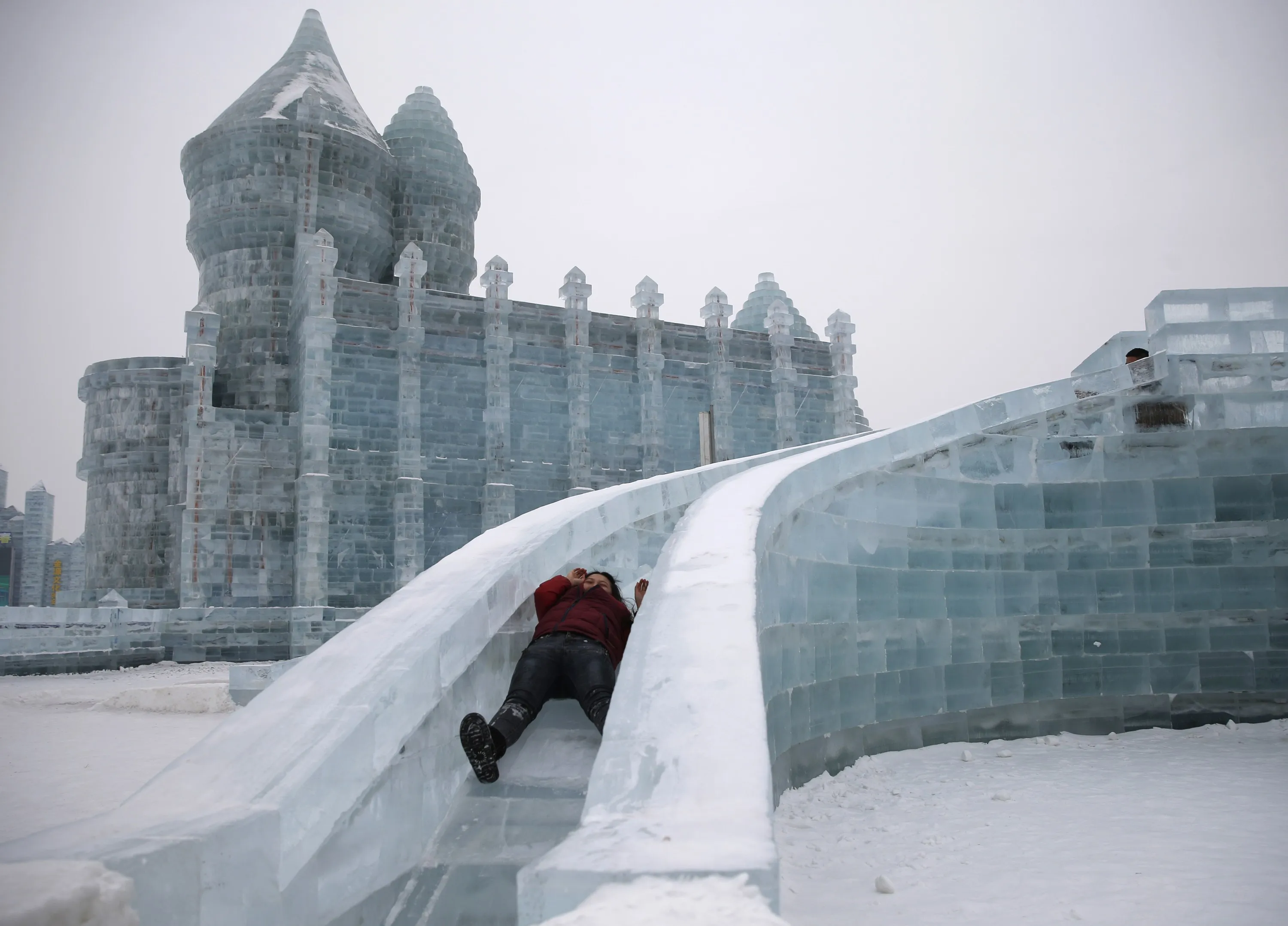 Самый большой сугроб. Ледяная горка в Харбине. Зимние горки в Харбине. Самые большие ледяные горки в мире. Снежная крепость.