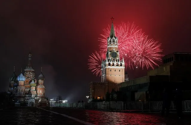 Fireworks explode behind the Kremlin's Spasskaya Tower near St. Basil's Cathedral during New Year's Day celebrations in Moscow, Russia on January 1, 2021. (Photo by Evgenia Novozhenina/Reuters)