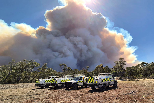 This undated handout image received on December 26, 2024 from the State Control Centre of the Victoria Emergency Services shows smoke rising from a nearby bushfire behind vehicles in the Grampians National Park in Australia's Victoria state. (Photo by Victoria Emergency Services via AFP Photo)