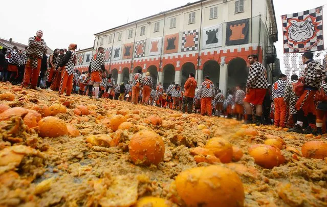 Members of a rival teams prepare to fight with oranges during an annual carnival battle in the northern Italian town of Ivrea February 15, 2015. (Photo by Max Rossi/Reuters)