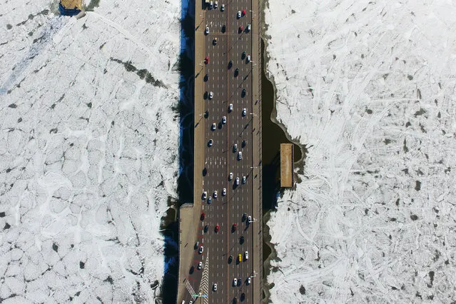 Vehicles travel on a bridge over the partially frozen Hun river in Shenyang, Liaoning province, China December 25, 2018. (Photo by Reuters/China Stringer Network)