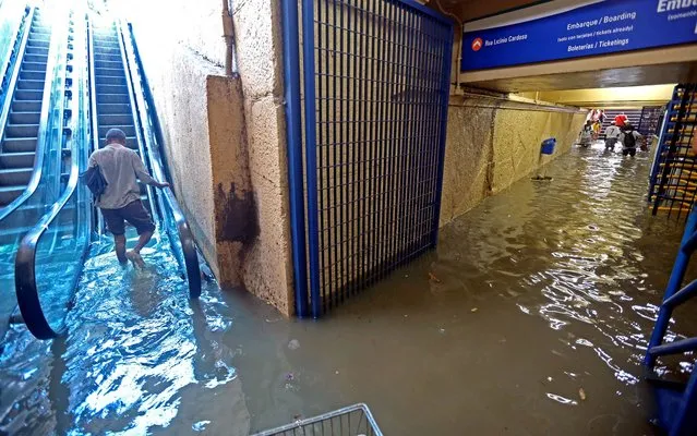 Train station of Saint Francis Xavier, in the neighborhood Rock, North Zone of Rio de Janeiro, was flooded with rain, on December 11, 2013. (Photo by Fabio Motta/Estadão Conteúdo)